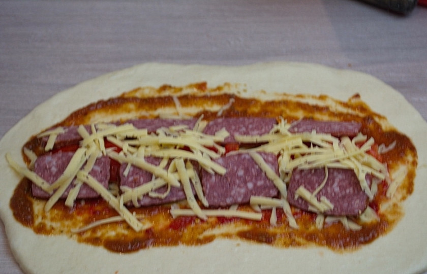 1. Этап. Стромболи: 7. Посыпьте тертым сыром.