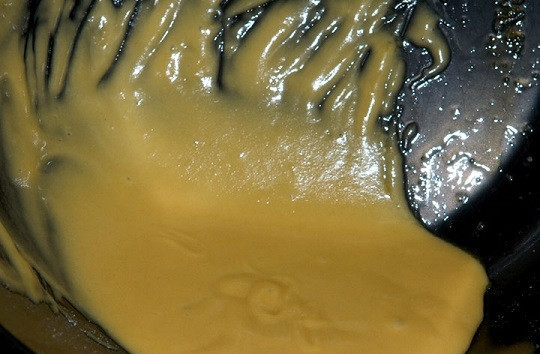 1. Этап. Блины обыкновенные: 2. В небольшую мисочку вбейте 2 яйца. Добавьте к яйцам сахар. Слегка взбейте ингредиенты вилкой или венчиком.