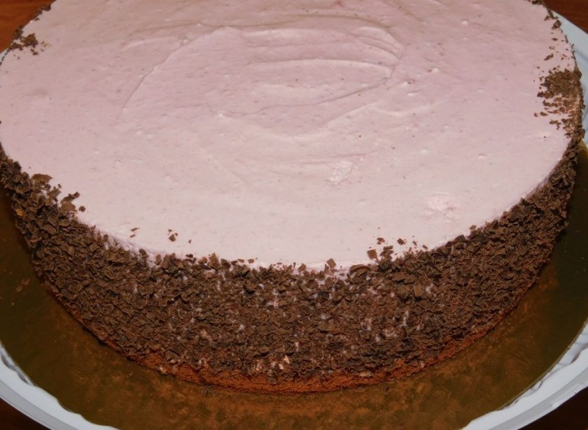 1. Этап. Торт Крем а-ля крем: Застывший торт извлеките из формы, бока обсыпьте тертым шоколадом.