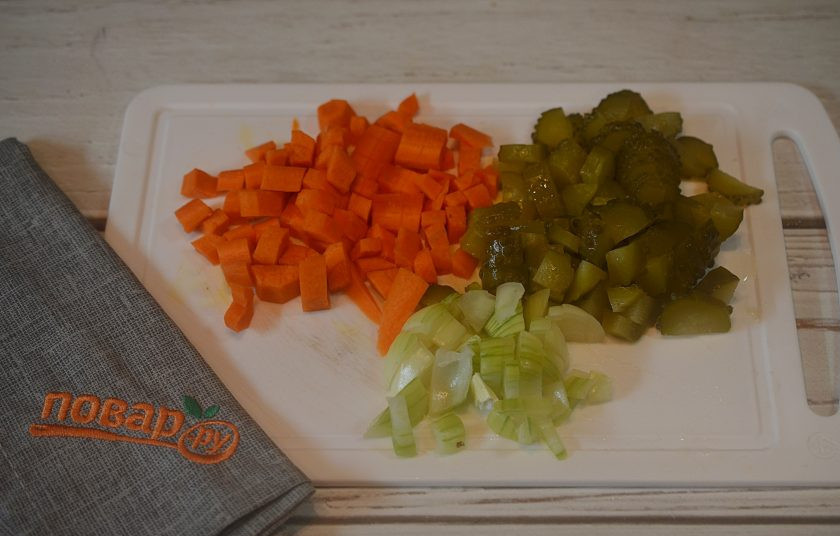 1. Этап. Домашнее жаркое с ребрышками и картофелем: 3. Лук, морковь и огурцы нарежьте кубиком.