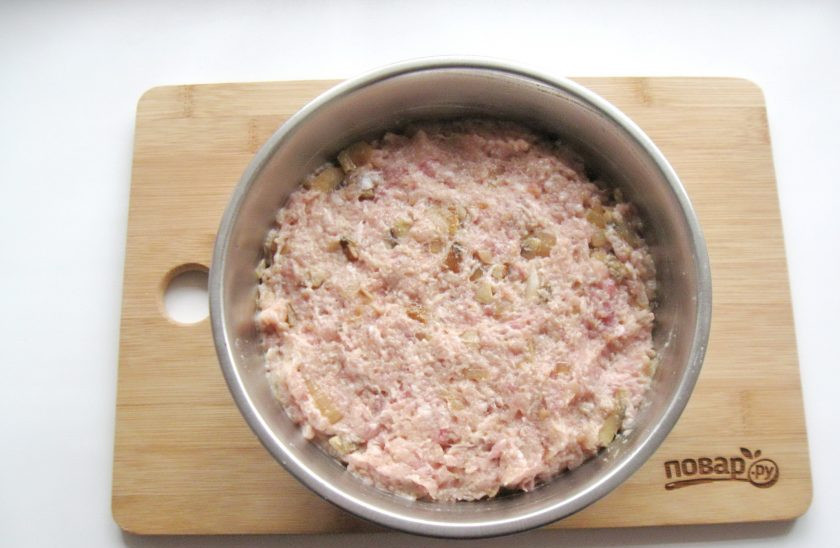 1. Этап. Мясной хлеб с грибами: Перемешайте все ингредиенты фарша.
