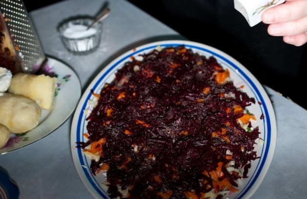 1. Этап. Салат из скумбрии холодного копчения: И свеклу сверху последним слоем.