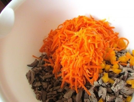 1. Этап. Салат с куриными сердечками и огурцом: 7. Отправьте в глубокий салатник. Добавьте морковь по-корейски.