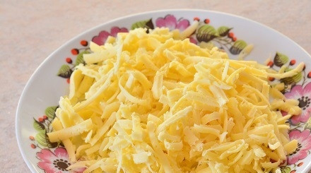 1. Этап. Картофельные шарики в мультиварке: 7. Сыр натираем на крупной терке.