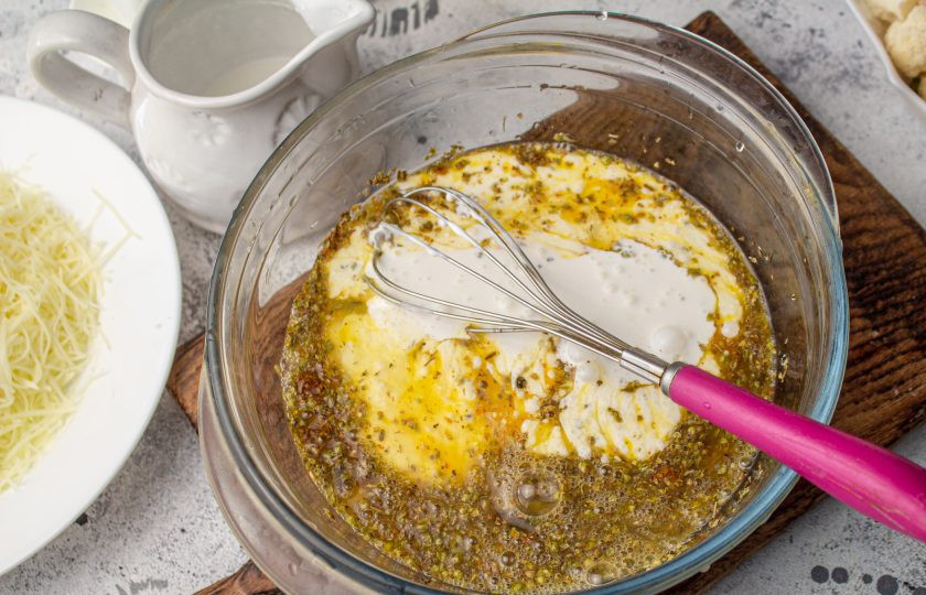 1. Этап. Запеканка из кабачков, брокколи и цветной капусты: К яичной массе влейте сливки и перемешайте.