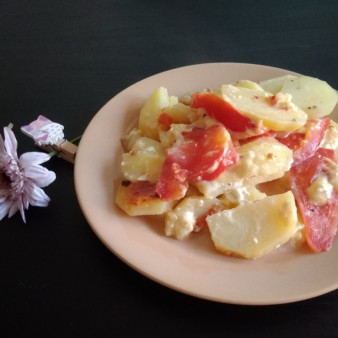 Картофель с помидорами слоями в мультиварке