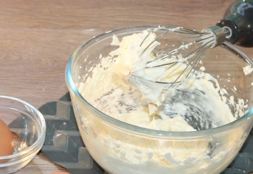 1. Этап. Ванильный кекс с малиновой пропиткой: 4. Всыпаем соль и по одному вбиваем яйца. Взбиваем венчиком после каждого яйца.