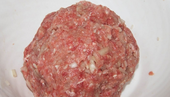 1. Этап. Ежики под соусом: Фарш смешиваем с промытым рисом, солью и перцем. Формируем круглые тефтели.