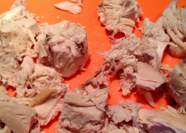 1. Этап. Грудка с брокколи в мультиварке: Отварную куриную грудку разбираем на волокна или нарезаем небольшими кусочками.