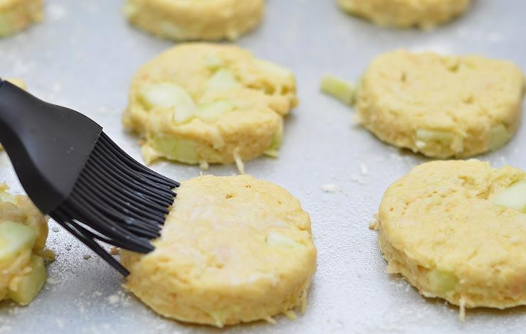 1. Этап. Яблочные сконы: Выкладываем сконы на противень, посыпаем сверху сахаром и отправляем в духовку. Выпекаем 20-25 минут при 190 градусах.