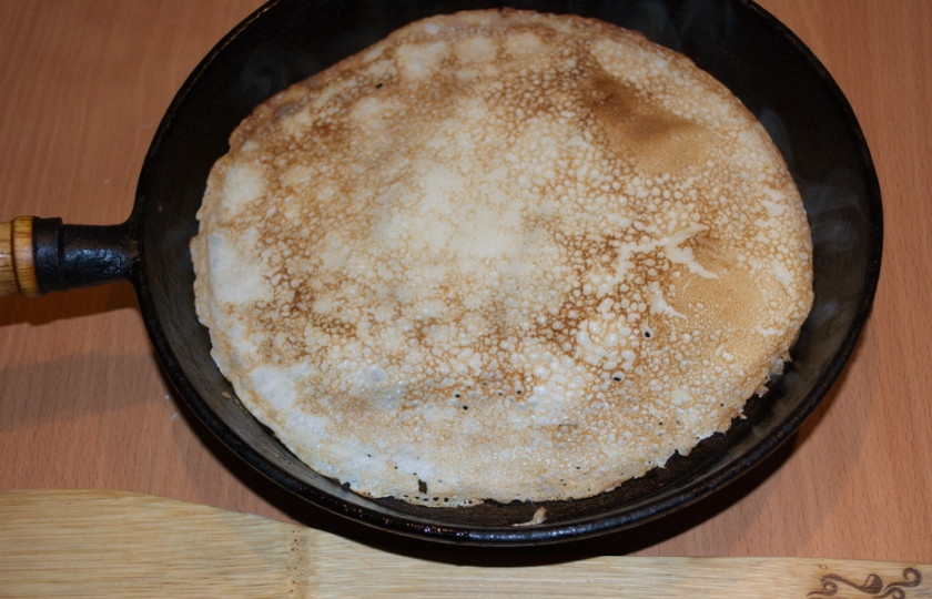 1. Этап. Блины из бутылки: Обжарьте блины.