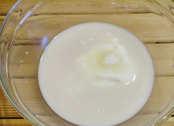 1. Этап. Печенье из дрожжевого теста: 3. Добавим сметану и сахар. Пусть постоит 10 минут.