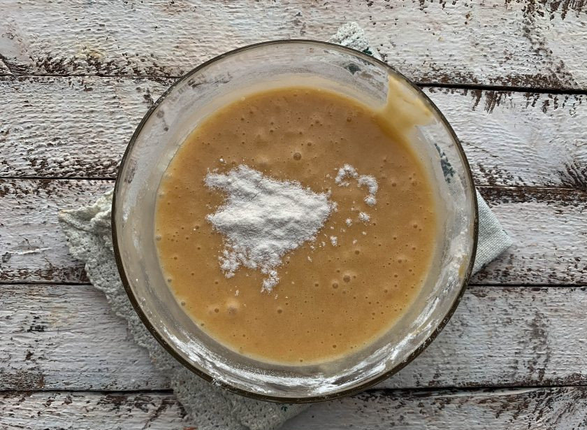 1. Этап. Заливной пирог с мандаринами: Добавьте просеянную муку, замесите густое тесто. В конце всыпьте разрыхлитель, перемешайте и дайте постоять тесту 10-15 минут.