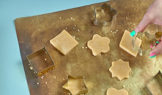 1. Этап. Миндально-кокосовые крекеры: Раскатать тесто между двумя листами пергамента. Вырезать крекеры любой формы.