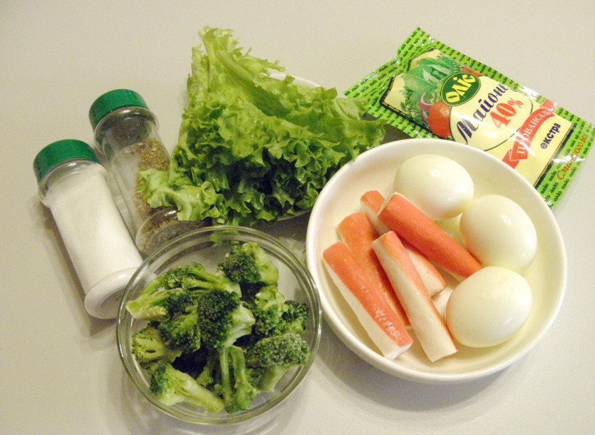 1. Этап. Салат с брокколи и крабовыми палочками: Подготовьте продукты для салата. Листья тщательно вымойте, отварите яйца. С крабовых палочек снимите упаковочные обертки.