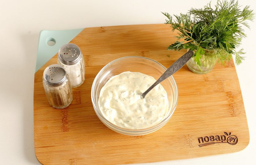 1. Этап. Драник-бургер: Майонез смешайте со сметаной. Добавьте пропущенный через пресс чеснок и зелень. Соус готов.