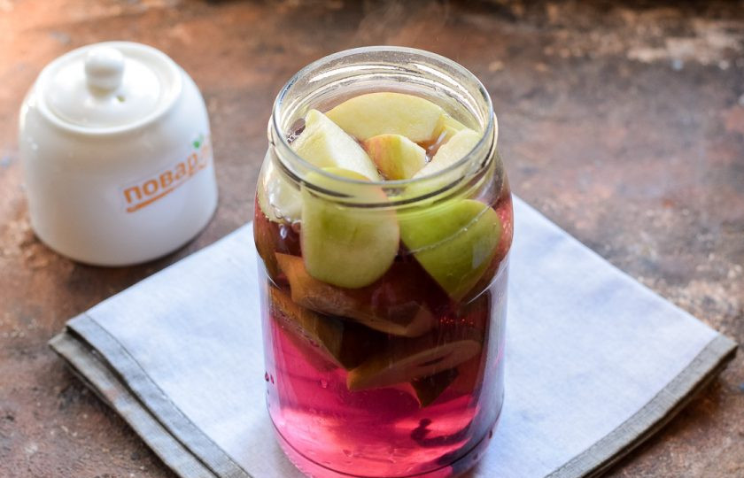 1. Этап. Компот из яблок и каркаде на зиму: На плите вскипятите чистую воду, залейте крутой кипяток в банку, на горлышко набросьте крышку и оставьте на 10 минут. Спустя время воду слейте в кастрюлю, доведите до кипения и верните в банку, снова оставьте на 10 минут в покое.