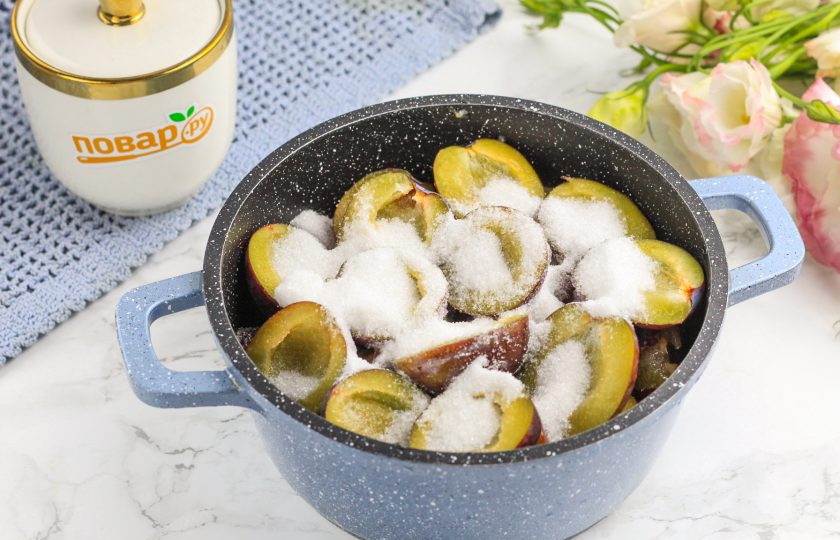 1. Этап. Варенье из недозрелых слив: Всыпьте сахарный песок и аккуратно перемешайте. Поместите емкость на плиту, включая средний нагрев.