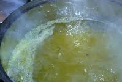 1. Этап. Пельмени, запеченные в горшочке: 3. Ставим другую кастрюлю на огонь, наливаем в нее 3 стакана воды, затем солим и добавляем зелень и специи. Доводим до кипения и, подождав 5 минут, снимаем с огня.