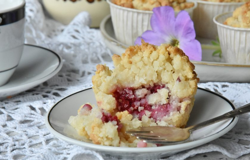 1. Этап. Маффины из рисовой и миндальной муки: Сочная ягода удачно дополняет выпечку и дарит наслаждение вкусом.