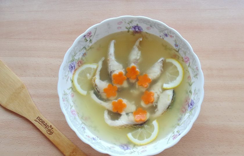 1. Этап. Заливное из пеленгаса: Добавьте ломтики лимона и морковь. Отправьте в холод до застывания.