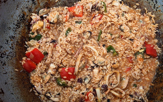 1. Этап. Паэлья в казане: 7. Вот и весь простой рецепт паэльи в казане. Готово блюдо будет тогда, когда рис полностью сварится, впитав воду. Перед подачей можно добавить немного свежей зелени.