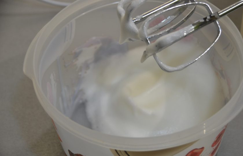 1. Этап. Кексы из кокосовой муки: Взбивайте белок с солью до мягких пиков.