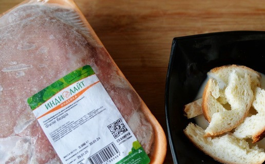 1. Этап. Полпеттоне из индейки: Для фарша перекручиваем филе индейки с замоченным в молоке белым хлебом. У меня - филе бедра индейки Индилайт.