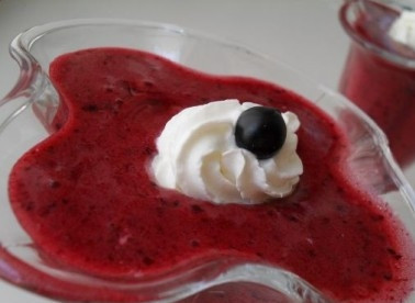 1. Этап. Смородиновый мусс: Раскладываем мусс в красивые креманки или бокалы и ставим в холодильник, пусть слегка застынет. Затем можно украсить его взбитыми сливками и подавать к столу.