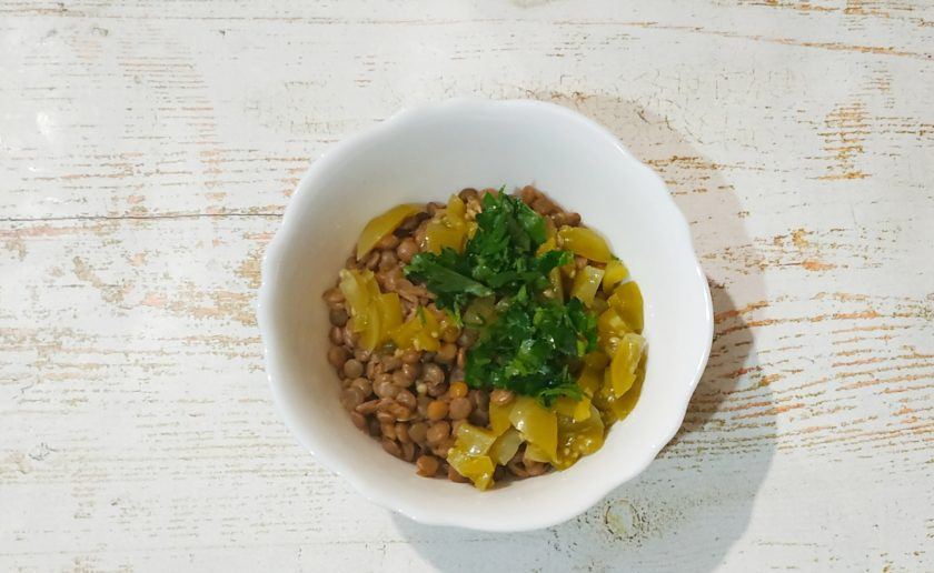 1. Этап. Вареники с чечевицей: Для начинки замочите чечевицу на несколько часов в воде. Затем отварите до мягкости. Добавьте мелко нарезанные помидоры и зелень.