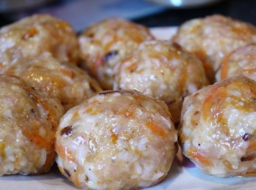 1. Этап. Диетические тефтели из куриного фарша: 3. Формируем тефтельки, выкладываем их в форму для запекания. Отдельно готовим соус.