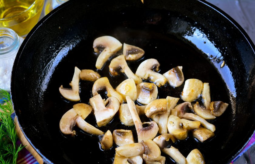 1. Этап. Салат с жареными крабовыми палочками: Обжарьте грибы с добавлением масла. Грибы немного посолите.