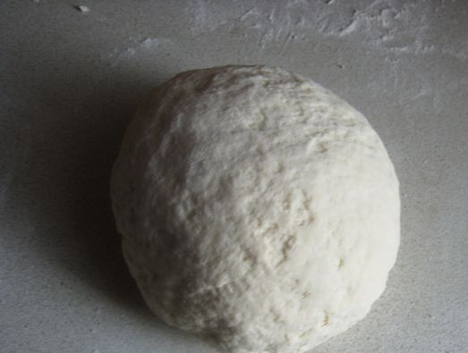 1. Этап. Бездрожжевое тесто для рыбного пирога: 4. Вот такое у нас получилось тесто. Бездрожжевое тесто для рыбного пирога готовят еще одним способом - с добавлением соды (гашеной уксусом) или разрыхлителя. В любом из вариантов тесто идеально подойдет для пирога и другой постной выпечки. Если добавить в тесто сахар, то можно приготовить постные пирожки или пирог с вареньем, фруктами и т.п.