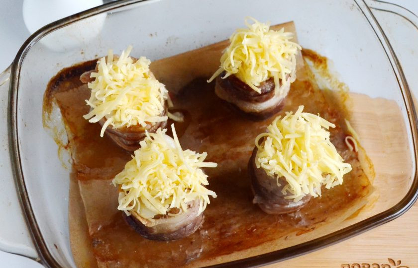 1. Этап. Шоты из бекона: Сверху положите по щедрой горке сыра. Отправьте в духовку на 10 минут, температура 200 градусов.