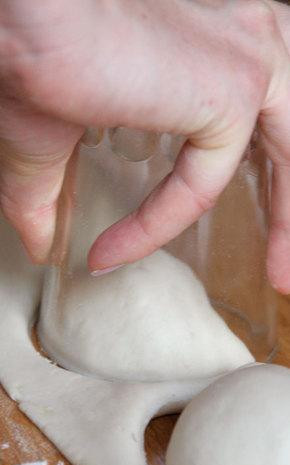 1. Этап. Вареники с картошкой и грибами: При помощи стакана вырезать вареники. Сложить вареники в блюдо и поставить в холодильник, пока вы будете лепить следующую партию.