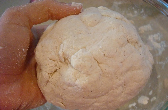 1. Этап. Лепешки из кукурузной муки: 2. Если тесто получилось жидковатым, можно добавить еще пару ложек муки.