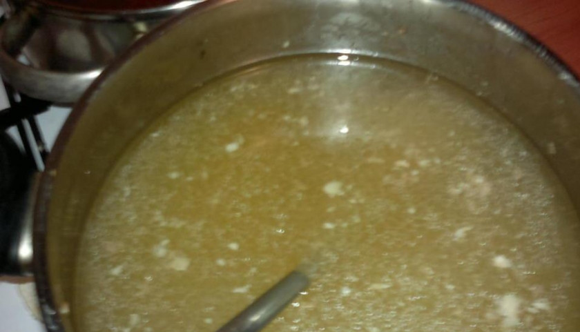 1. Этап. Холодец из баранины: 3. Чеснок измельчаем или перетираем в супе. Бульон остужаем, процедим, и добавим в него чеснок. Если хотите - можно и соль с приправами добавить. Заливаем мясо в формочках.