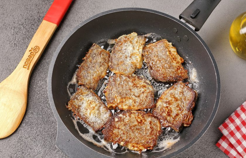 1. Этап. Гренки из черного хлеба с яйцом: Жарьте с двух сторон до румяной корочки.