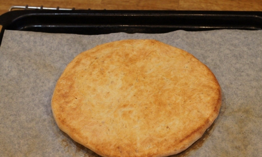 1. Этап. Лаваш на кефире: 4. Затем переворачиваю лепешку на противне и выпекаю еще 5-10 минут.