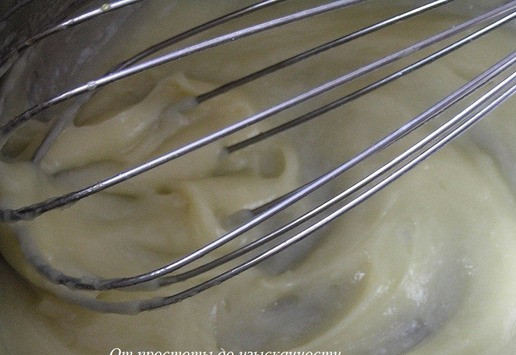 1. Этап. Фисташковое пирожное с брусничным семифреддо: Добавьте крахмал и поставьте на средний огонь. Варите до загустения.