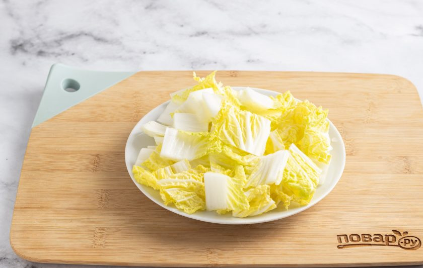 1. Этап. Набак кимчи на воде: У китайской капусты отрежьте корешок и разделите на отдельные листья. Промойте их несколько раз, слегка обсушите и тоже порежьте квадратиками.