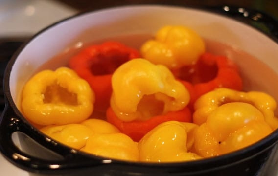 1. Этап. Перец, фаршированный морковью: 3. В кастрюлю налейте воду, добавьте столовую ложку соли и уксус, доведите воду до кипения и выложите перцы. После закипания варите их 3 минуты, затем выключите огонь и оставьте овощи на 45-50 минут в воде.