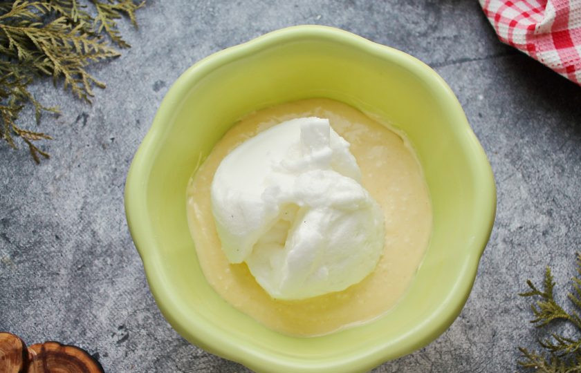 1. Этап. Тирамису с чаем матча: Холодные сливки взбейте до пышной массы и добавьте в миску. Все аккуратно введите в сырную массу, перемешивая, сохраняя пышность.