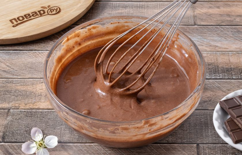 1. Этап. Постный шоколадный кекс: Перемешайте до однородности, чтобы не оставалось комочков. Тесто получается достаточно жидким и текучим.
