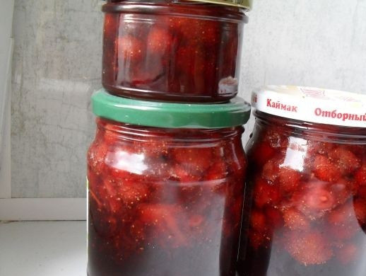 1. Этап. Варенье из клубники на зиму: 5. Простерилизовать банки и крышки. Горячим разлить варенье по банкам и закатать. Оставить остывать дном вверх, а затем убрать в темное место. Вот и весь простой рецепт варенья из клубники на зиму. Угощайтесь!