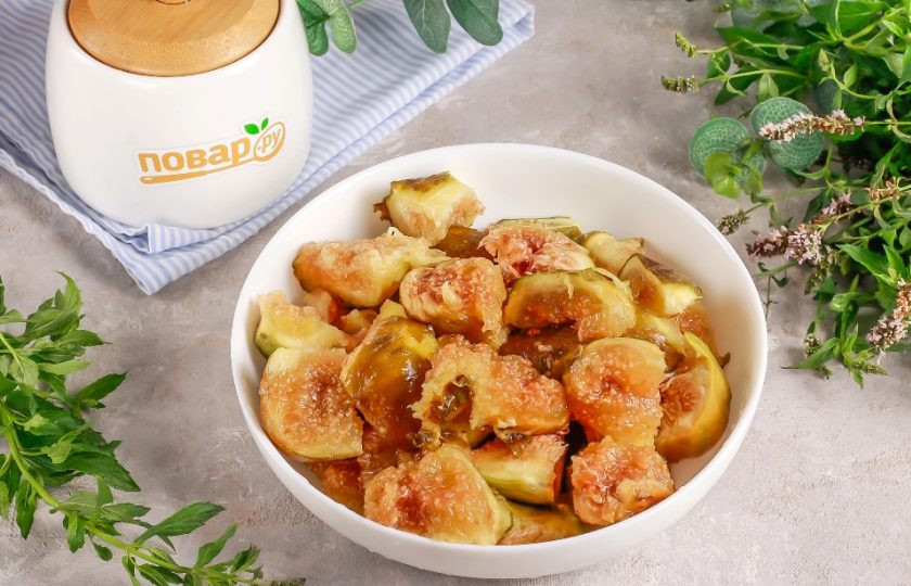 1. Этап. Инжир на зиму без варки: Промойте каждый плод в воде и срежьте хвостики. Нарежьте инжир на части: четвертинки или половинки. Сорт большого значения не имеет.