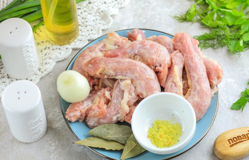 1. Этап. Вареные куриные шеи: Подготовьте указанные ингредиенты. Вместо приправы для курицы можно использовать соль и молотый черный перец.