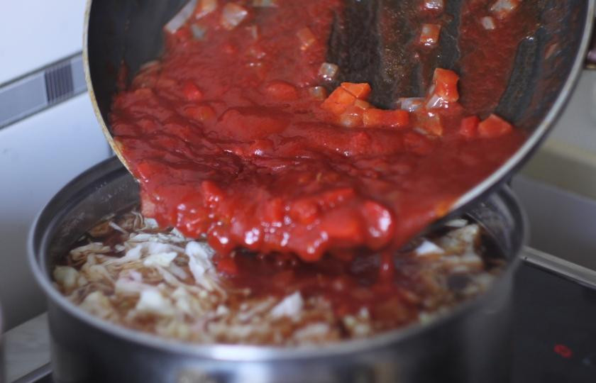 1. Этап. Борщ на бобах: В кастрюлю добавить зажарку и зелень. Варить около 10 минут на медленном огне и можно затем подавать к столу.