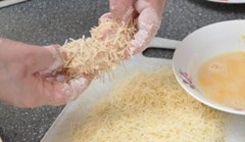 1. Этап. Домашний Макдоналдс - куриные наггетсы: 4.И в завершении - обмакиваем наггетсы в сырной крошке.