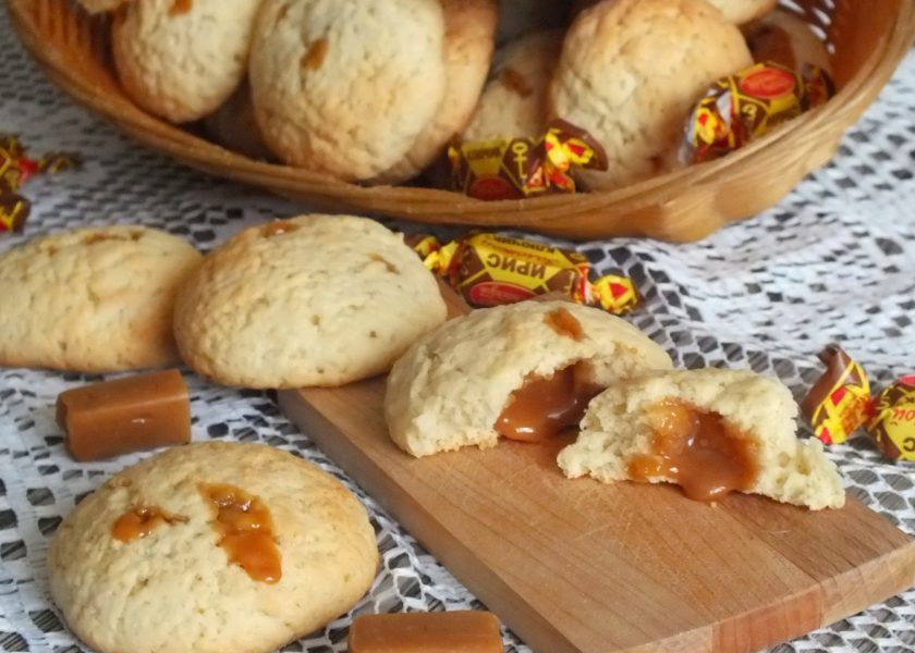 1. Этап. Печенье с ирисками: Подавайте печенье с любимыми напитками. Приятного аппетита!